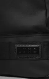 Mochila grande de color negro, confeccionada en tejido tracker waterproof. Presenta un bolsillo exterior pequeño, bolsillo principal con bolsillo interior con cierre y división para notebook. Las tiras son regulables y tanto ellas como la espalda son acolchadas.