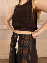 Top marrón de punto tejido con lurex, sin mangas y corte cropped.