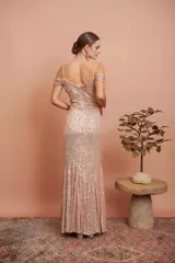 Vestido largo de fiesta con lentejuelas color rose, escote cruzado y corte sirena.