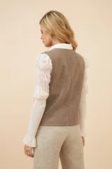 Chaleco marrón con delanteras en punto abanico crochet. Prenda de lana fina sin teñir.