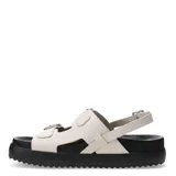 Sandalias negras con plataforma, tiras anchas y hebillas plateadas.