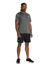 Short deportivo gris de Under Armour modelo Launch 7, con logo reflectivo en la pierna izquierda.