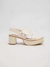 Sandalias negras de cuero con plataforma y taco ancho. Tienen correa trasera con elástico y doble argolla en la parte externa e interna.