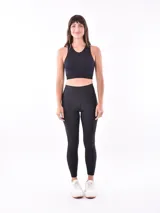 Calza deportiva negra de tiro alto, corte ajustado y largo completo.