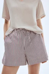 Short de algodón a rayas verticales color marrón y blanco, con cintura elástica y cordón para ajustar.