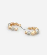 Par de aros tipo argolla con forma de croissant, con gomitas bicolores en dorado y plateado, y cierre de tornillo.