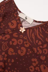 Vestido marrón con estampado animal print y corte midi.