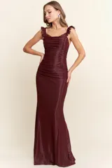 Vestido largo de fiesta color borgoña con brillos, corte sirena, breteles finos con volados y espalda descubierta con detalle de encaje eyelash.