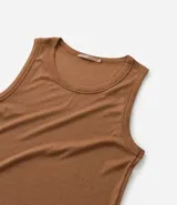 Musculosa plus size color tostado, confeccionada en malla rib de viscosa, con cuello redondo y textura acanalada.