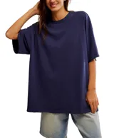 Remera azul marino de algodón, de manga corta y corte holgado.