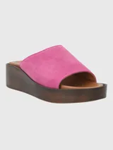 Sandalia Hush Puppies color rosa con plataforma de madera.