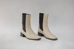 Botas de cuero rojas con elástico negro en los laterales, punta cuadrada y taco bajo.