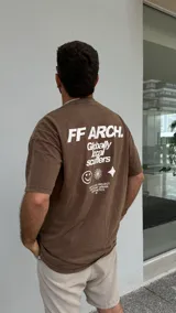 Remera marrón de corte oversized con estampa en la espalda.