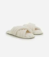 Pantuflas tipo ojota de color blanco hueso, con textura peluda y tiras cruzadas en la parte superior.