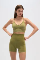 Top verde oliva de bretel fino, al cuerpo, con elástico y escote en V.