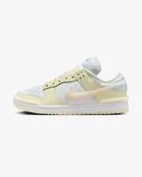 Championes Nike Dunk Low Twist, color blanco y beige, con swoosh traslúcido y detalles texturizados en la puntera y el talón. Inspirados en el modelo original de 1985, con suela plana ideal para skateboarding.