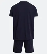 Pijama corto de dos piezas, compuesto por una camiseta de manga corta con escote en V y detalle de rayas en el cuello, y un short liso con cintura elástica.