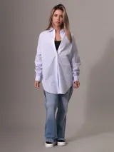 Camisa celeste y blanca a rayas verticales, de corte amplio y mangas largas.