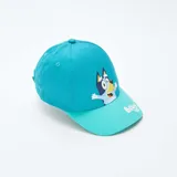 Gorra azul con visera celeste, con estampado del personaje Bluey y su nombre en blanco.