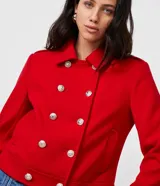 Saco femenino color rojo, de tejido polivelour, con cuello solapa, manga larga y diseño cruzado abotonado con botones dorados.