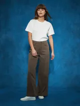 Pantalón de jean negro de tiro alto con corte ancho y pierna recta. Presenta costuras visibles y bolsillos tipo cinco bolsillos.