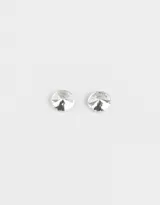 Aros pasantes plateados con cubic zirconia, con cierre de tope a presión.