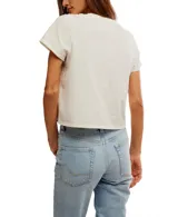 Remera blanca de algodón, semicorta y encogida, con corte holgado, mangas cortas y cuello redondo.