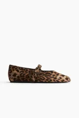 Ballerinas estilo guillerminas con estampado de leopardo, punta almendrada y tira ajustable sobre el empeine con hebilla metálica.