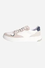 Zapatillas urbanas de cuero color blanco y beige con detalles en azul marino.