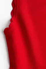 Vestido corto rojo de punto suave con acanalado horizontal, escote redondo, falda evasé y ribetes festoneados.