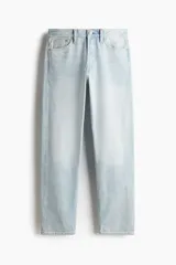 Pantalón de jean celeste de corte recto y tiro medio, con cinco bolsillos y cierre con botón.