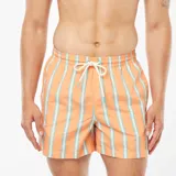 Short de baño color naranja con rayas verticales celestes, cintura elástica y cordón ajustable.