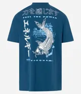 Remera azul de algodón con cuello redondo y manga corta. Presenta un estampado en la espalda con una carpa koi, un edificio tradicional japonés y la palabra "Yokohama".