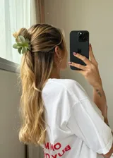 Pinza para el pelo color rosa con forma de flor.