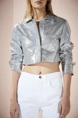 Minifalda plateada con efecto holográfico.