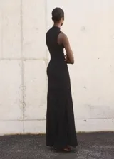 Vestido largo negro de tejido de punto fino, con cuello perkins, sin mangas y diseño entallado.