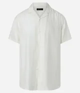 Camisa boxy de hombre confeccionada en viscolino color crudo con rayas texturizadas, cuello inglés, solapa, mangas cortas y abotonado frontal.