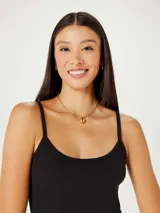 Musculosa rosa de breteles finos y corte ajustado.