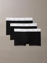 Pack de tres bóxers negros de algodón con cintura elástica blanca con logo Calvin Klein.