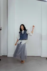 Pollera midi de tul gris con lentejuelas plateadas.