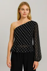 Blusa blanca asimétrica con un hombro descubierto, manga larga abullonada y estampado de lunares plateados.