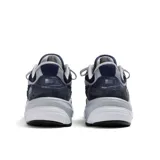 Championes urbanos New Balance modelo 990 V6, color azul marino con detalles en negro y gris. Confeccionados en gamuza y malla, con logo "N" característico en los laterales y entresuela FuelCell y ENCAP.