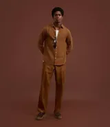 Camisa de hombre de manga larga, corte regular, color blanco, con cuello inglés y textura grid tejida en el plano.