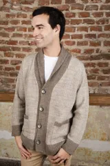 Cardigan tejido color marrón con cuello smoking, cierre con botones y bolsillos delanteros.