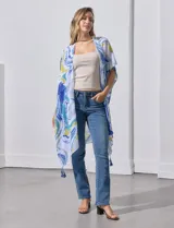 Kimono tejido de poliéster, marca Do Everything In Love, con mangas amplias estilo japonés y terminación de ruedo con borlas.