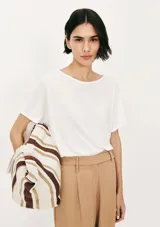 Blusa blanca de manga corta y cuello redondo.