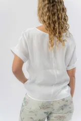 Blusa gris lavanda metálico de corte recto y fluido, con mangas cortas con vuelta, escote redondo y abertura en la espalda.