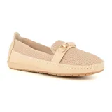Zapato bajo tipo mocasín color beige, con capellada de tejido calado, detalle de hebilla dorada y suela plana.