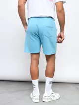 Bermuda deportiva negra de felpa con logo Umbro estampado en blanco en la pierna derecha.