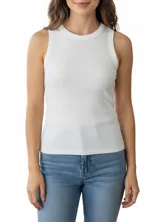 Musculosa blanca de tejido acanalado, con cuello redondo y corte ajustado al cuerpo.